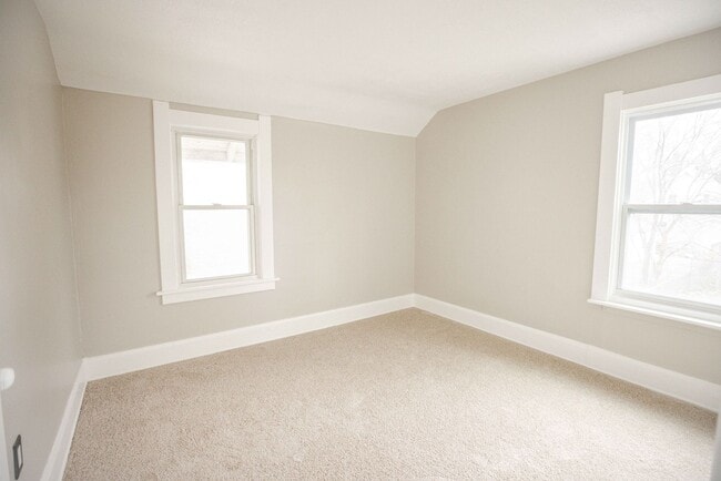 Building Photo - Cute three bedroom home in East Toledo!