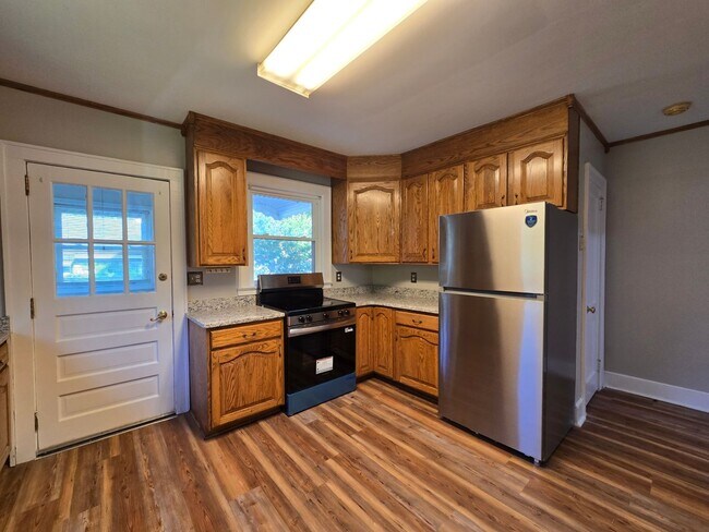 Building Photo - 5 Bedroom home