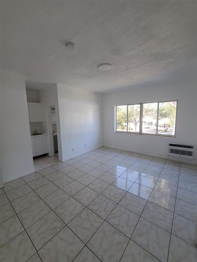 Building Photo - 965-975-975 Biarritz Dr