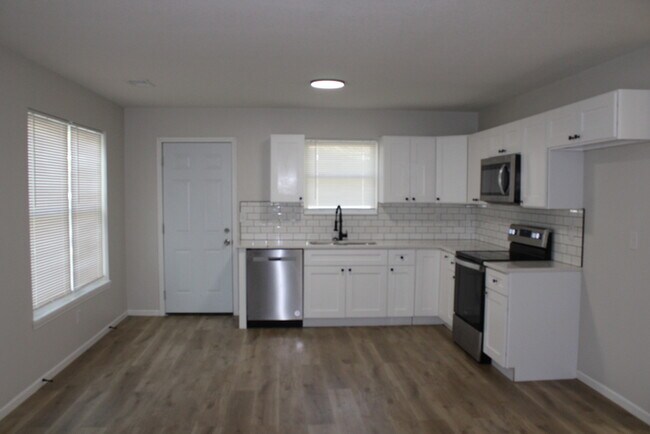 Building Photo - 3bed 1 bath in Independence - Newer Build