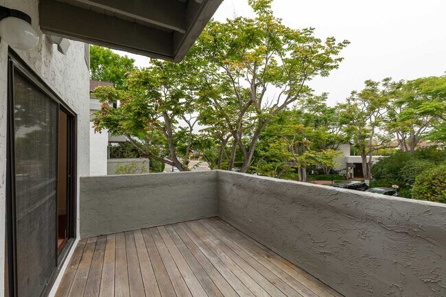 Building Photo - 2 Bedroom Condo in the Villa La Jolla Community