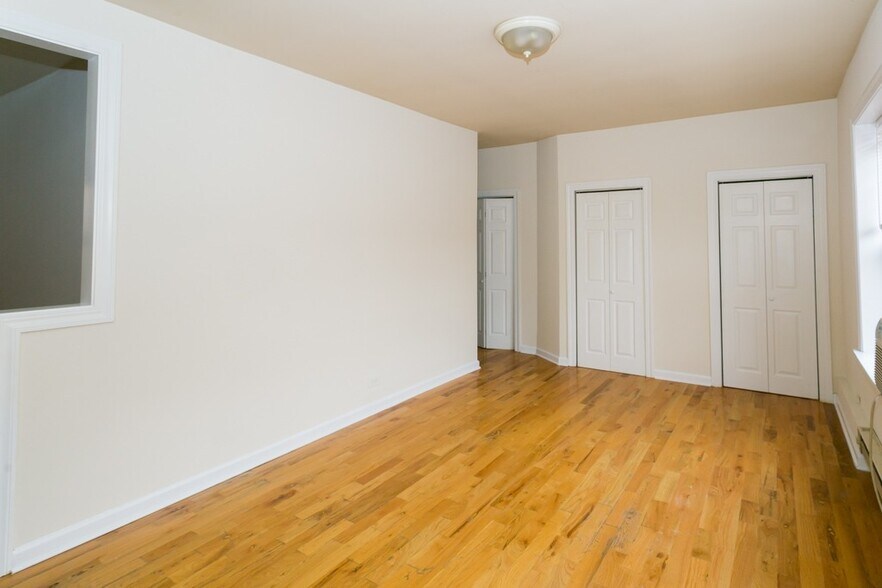 Building Photo - 3727 N Pine Grove Ave