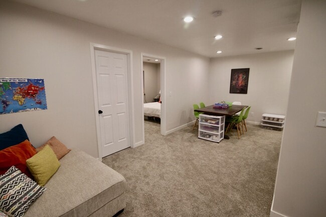 Building Photo - Spacious 5-bedroom, 3-bathroom modern home...