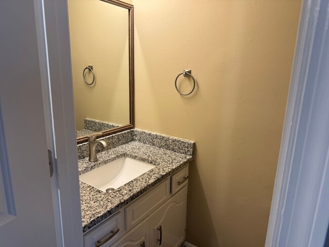 Building Photo - Huntington Parkway Duplex 1