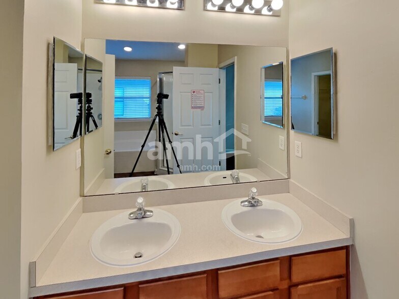 Building Photo - 10120 Lancashire Dr