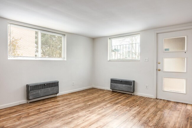 Building Photo - Bright and Spacious Apartment near Liberty...