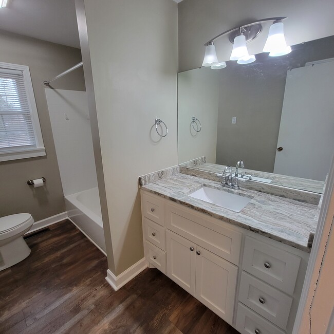 HALL BATH - 36 Franwood Dr