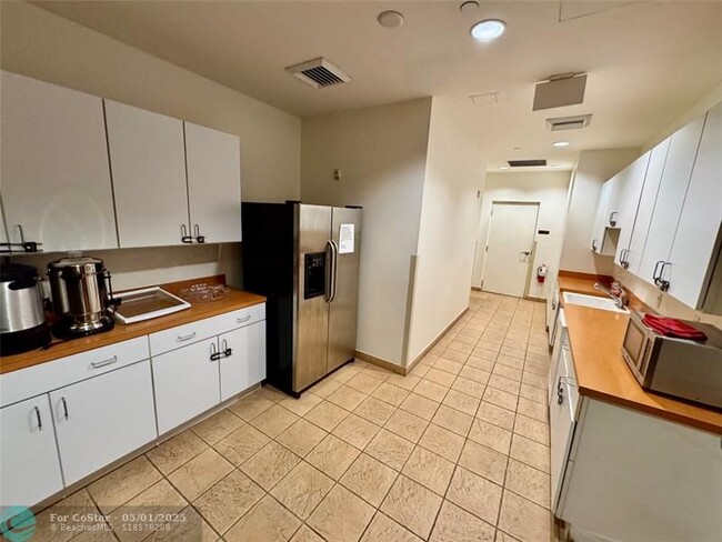 Building Photo - 610 W Las Olas Blvd