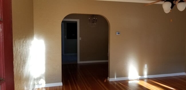 Building Photo - 320 S School St