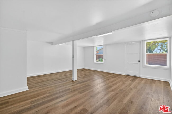 Building Photo - 2121 Marine St