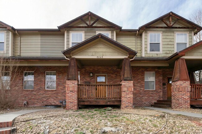 Building Photo - Exceptional 5-Bedroom Home Steps from the University of Denver