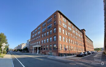 Building Photo - 145 Canal St E