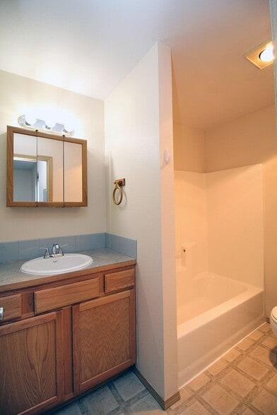 Building Photo - 6731 N Albina Ave