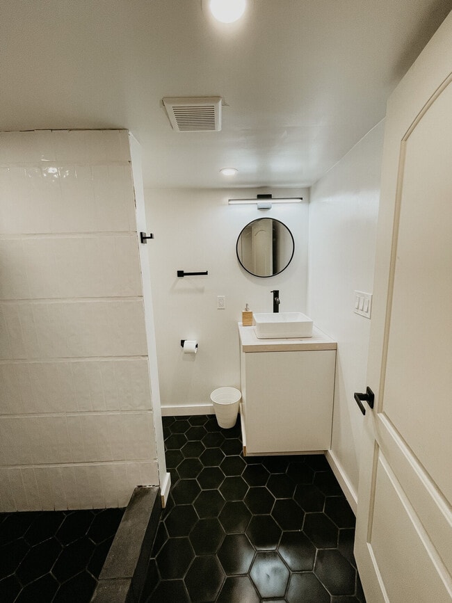 Building Photo - 3225 Colcord Ave