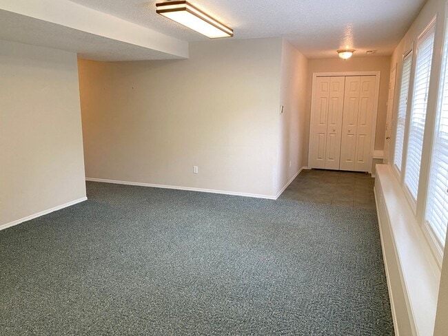 Building Photo - Beautiful custom home in Lakeshore Estates