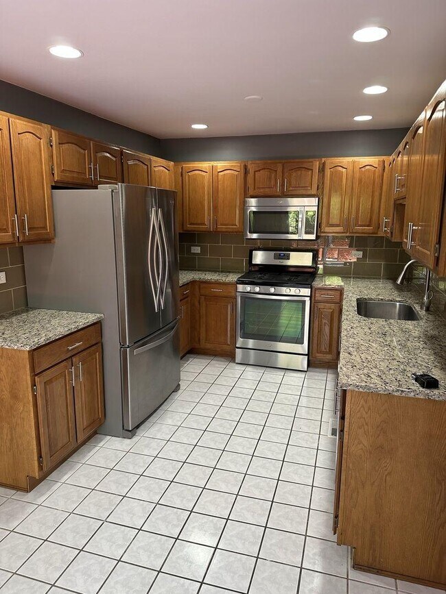 Building Photo - 3 bedroom in Naperville IL 60564