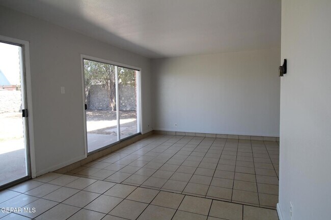 Building Photo - 317 Thunderbird Dr