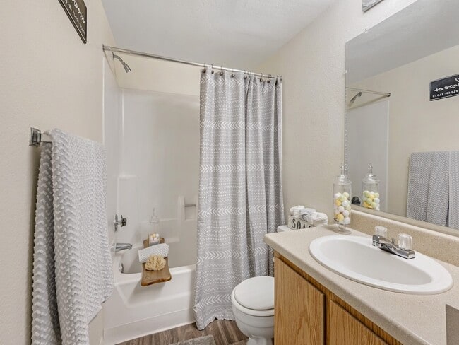 Bright Bathroom - Glen Oaks Apartments
