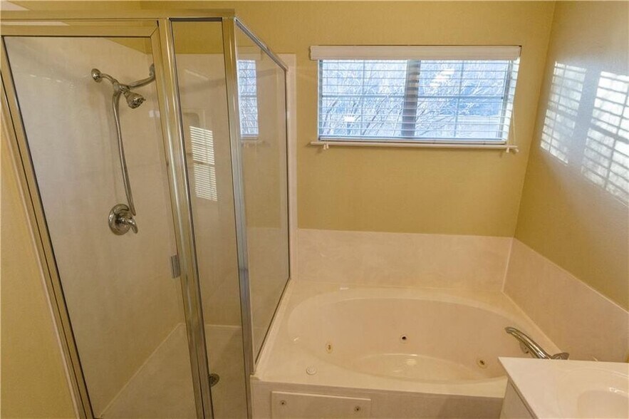 Master Bathroom - 1900 Scofield Ridge Pky