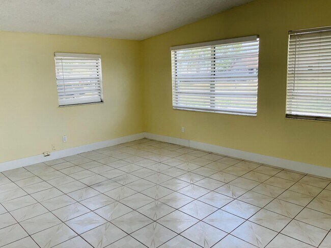 Building Photo - 747 Orchid Dr