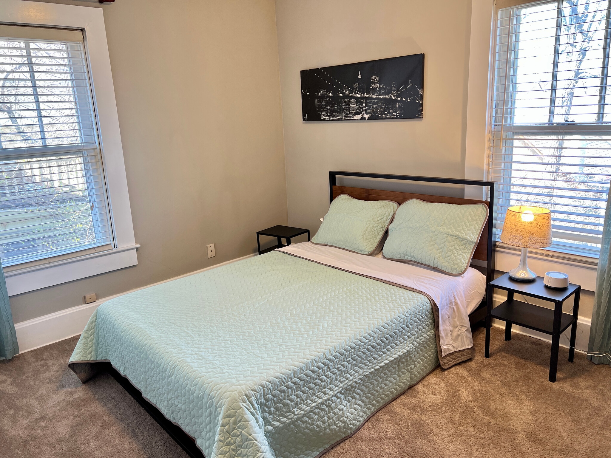 "New York Room": Full size bed - 232 E 10th St