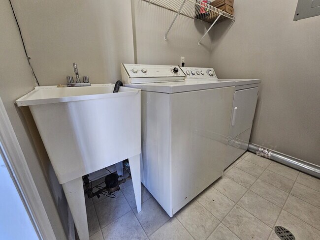 Building Photo - 1st Floor Condo w/ Large Living Room "New Carpet" "Freshly Painted" w/ Eat In Kitchen and All App...