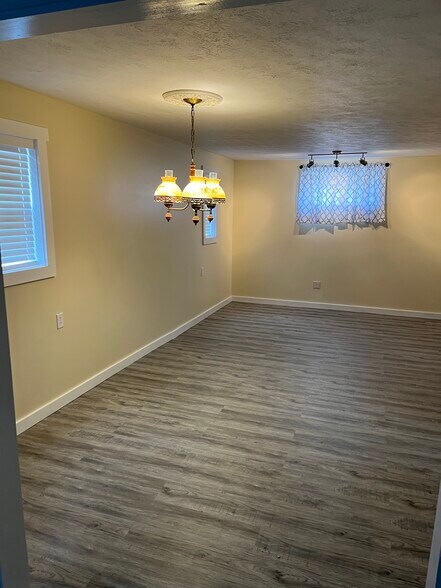 Family room - 571 N Mitchner Ave