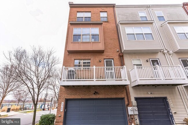 Building Photo - 4560 Longfellow St