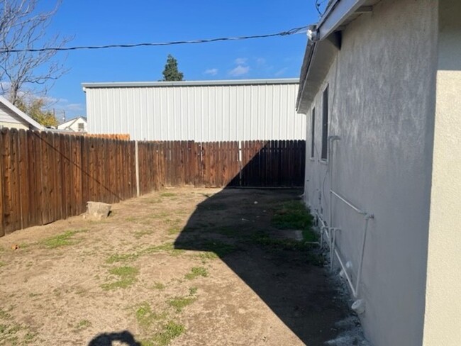 Building Photo - 2 Bedroom/1 Bath Home - $1250 per month!