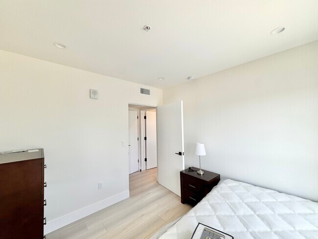 Building Photo - 226 N Berendo St