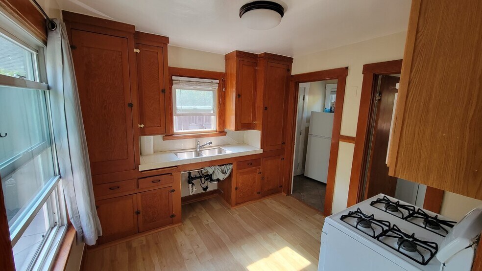 Kitchen - 875 Harding Ave