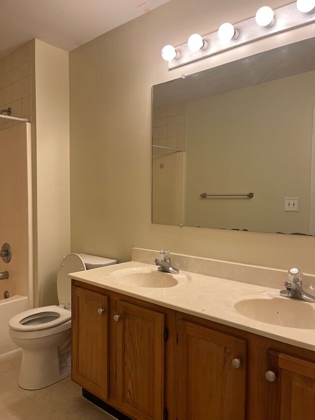 Building Photo - Beautiful 2 bedroom 1 Bathroom Townhome in...