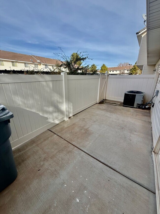 Building Photo - Remodeled 3-BR Lexington Townhome - End Unit