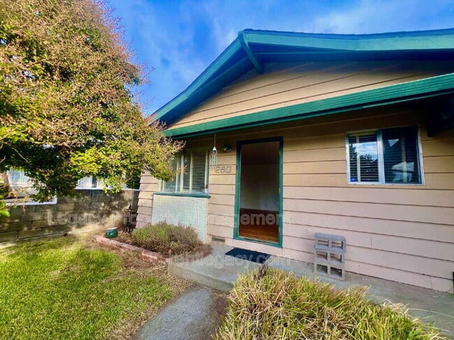 Building Photo - 280 Markham Ave