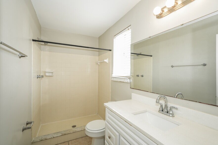 Building Photo - 856 Buttercup Dr