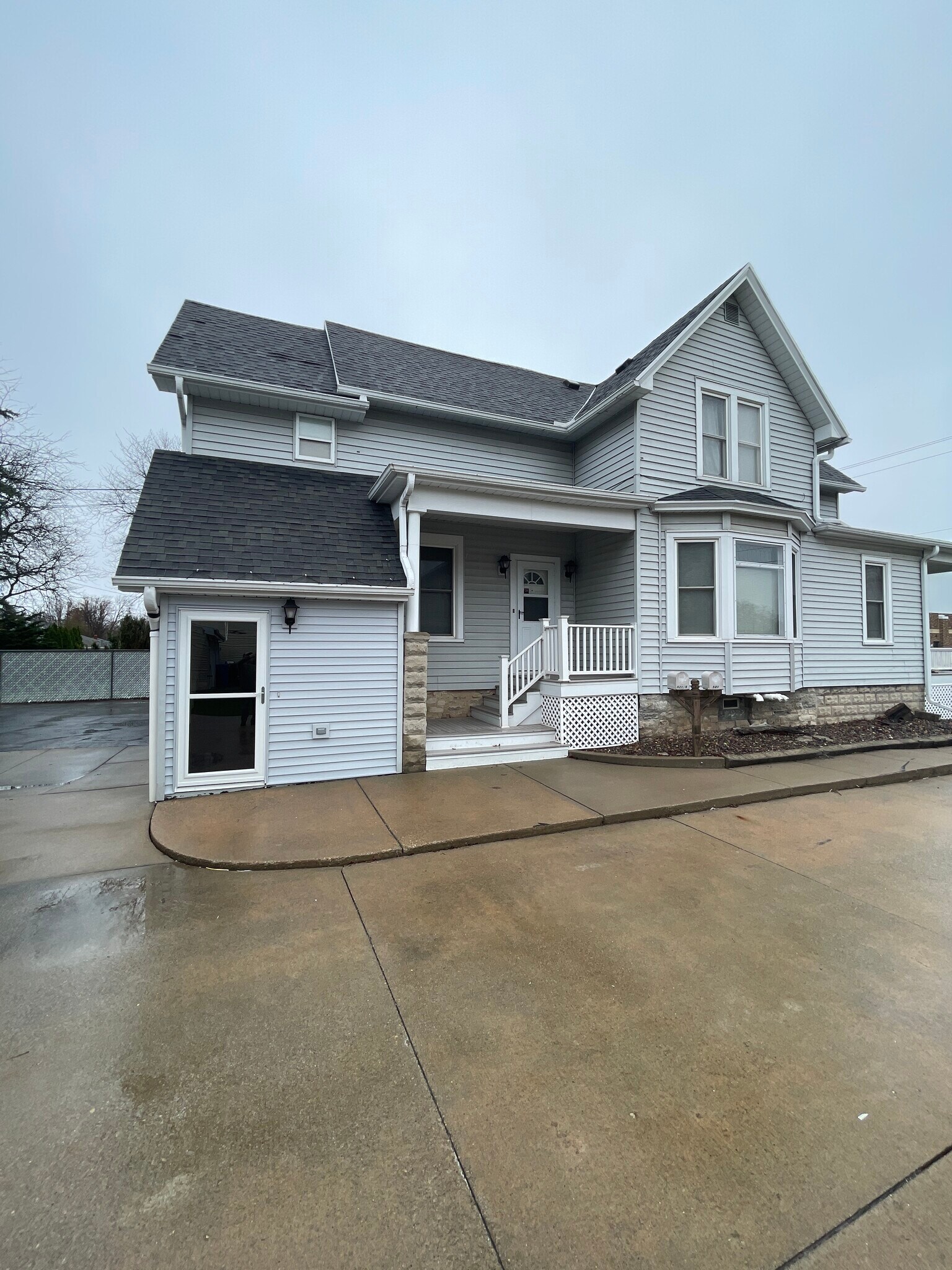 Building Photo - 521 N Badger Ave