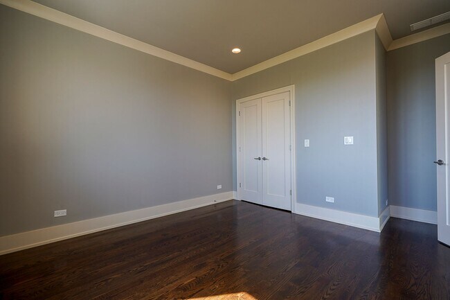 Building Photo - Luxurious 3BR/2BA Condo – Near University of Chicago in the heart of Hyde Park!