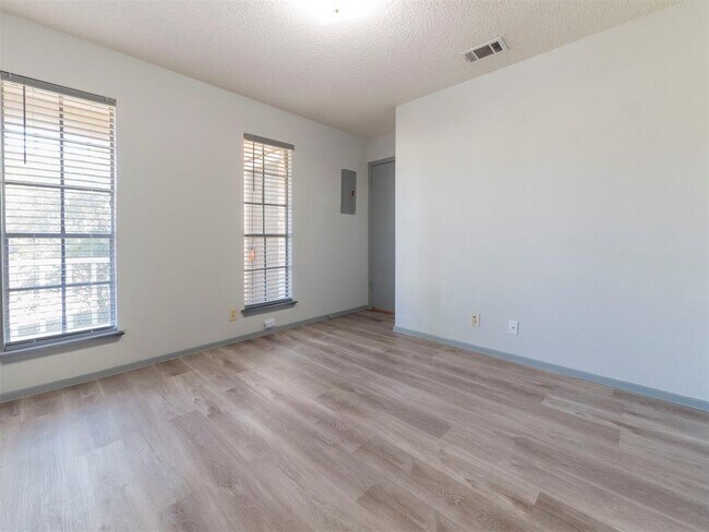 Building Photo - 9624 Sugar Hill Dr