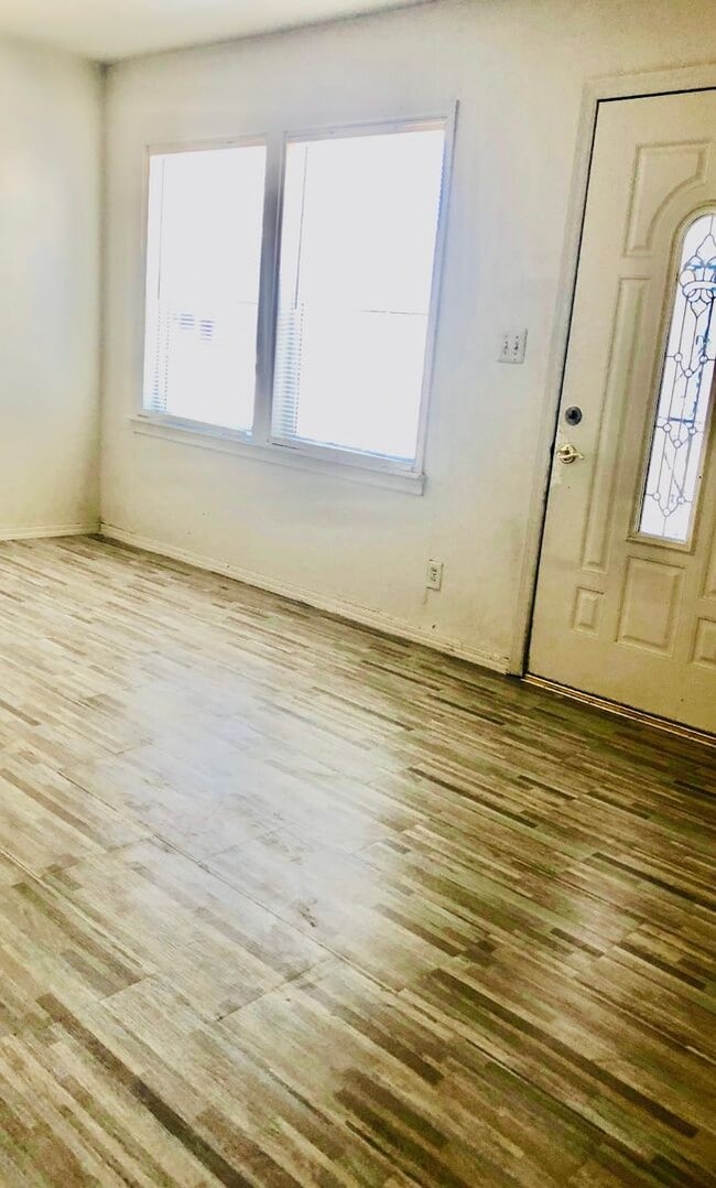 Building Photo - 2 Bedroom, 1 Bath Home for Rent on a HUGE Lot!