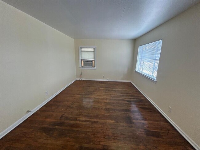 Building Photo - 1402 Gustav St