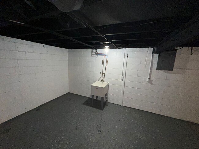 Building Photo - 3 Bedroom Bungalow