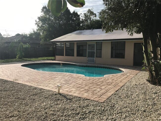 Building Photo - 2431 Doud St