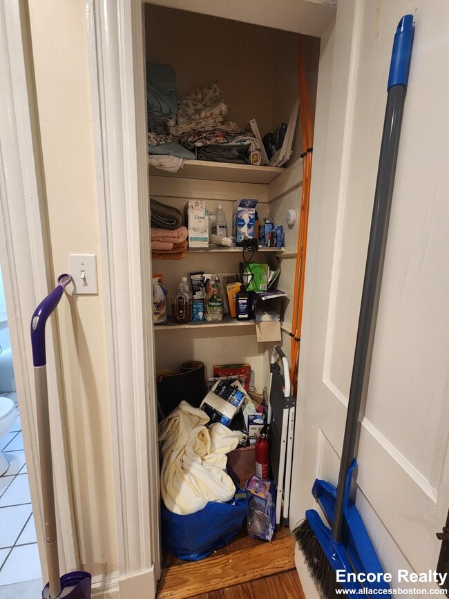 Building Photo - 240 Kelton St