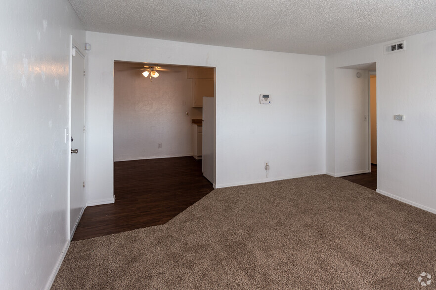 2BR, 1BA 872SF - Highland Park