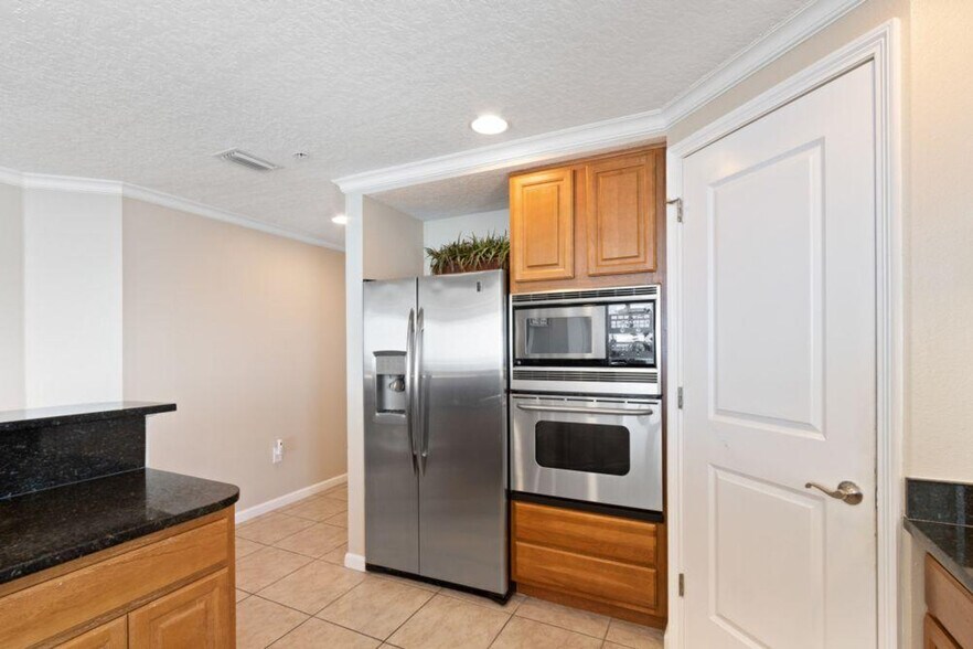 Building Photo - 527 E Beach Blvd