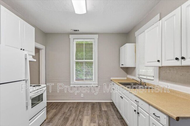 Building Photo - 118 W 56th St
