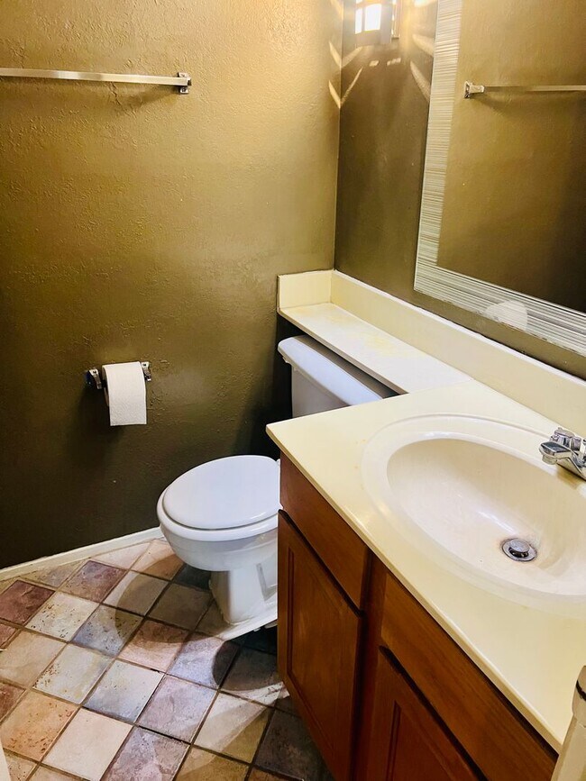 Building Photo - South Congress Condo Close to Downtown and HEB