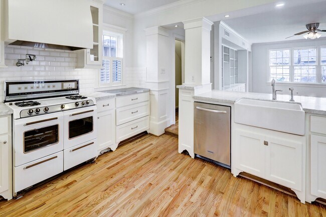 Building Photo - 1950 Lexington St