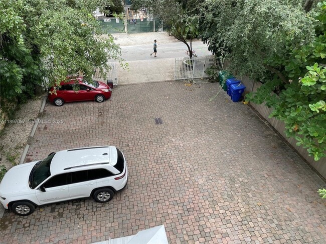 Building Photo - 2845 Coconut Ave