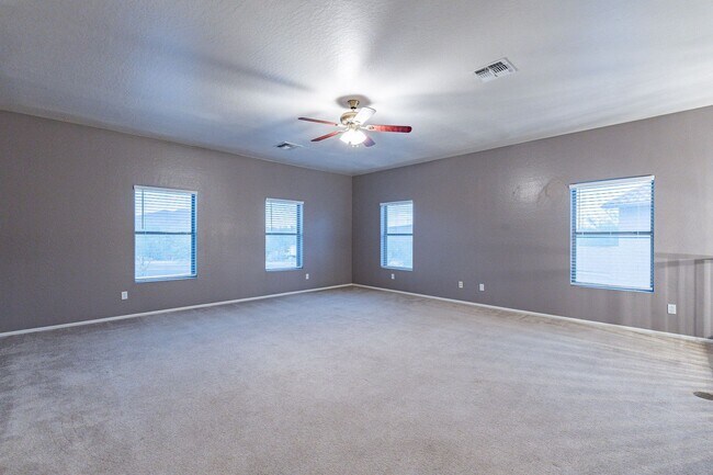 Building Photo - Three Beds & 2.5 Baths - Move Right In!